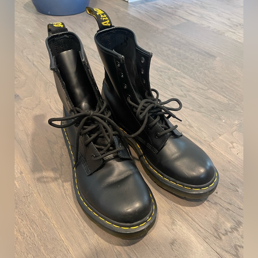 *SOLD* Like New Women’s Dr. Martens 1460